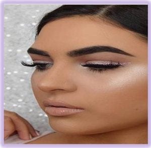 GLITTERING EYELINER WITH NAIVE LIPS